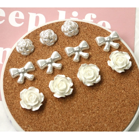 Cabochon a Base Piatta in Acrilico Bianco Perlato con Rose e Fiocchi per la Creazione di Gioielli Fai-da-te e Decorazioni