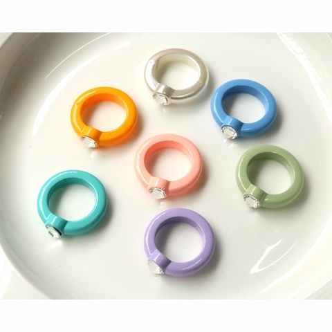 Bagues en Acrylique à Strass Couleurs Bonbon Pour Femmes Filles Bague de Doigt DIY Colorée Ronde Simple Bijoux Cadeau