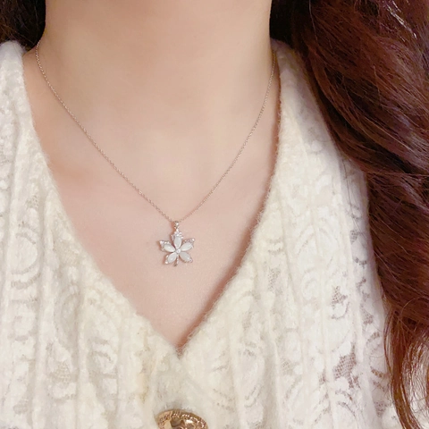 Elegant Copper Maple Leaf Pendant Necklace For Women Artificial Pearl Rhinestone Real Gold Plating High End Clavicle Chain