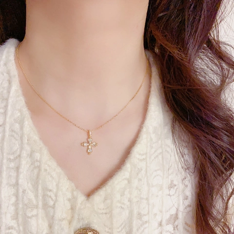 Collier avec Pendentif Croix en Cuivre Plaqué Or 14K Élégant pour Femme Incrustation de Zirconium Exquise Bijoux Religieux