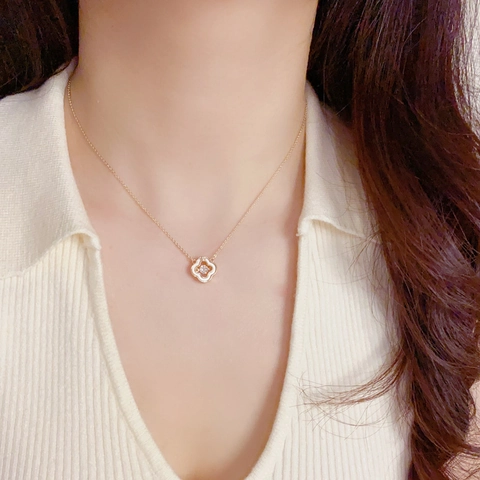 Collier Pendentif Fleur à Quatre Feuilles en Cuivre et Coquillage pour Femmes Luxe Léger Strass Incrusté Plaqué Or Bijoux Mode