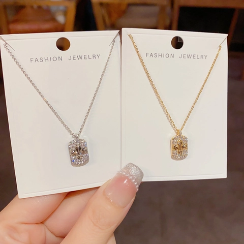 Collier Pendentif Rectangle Fleur de Lys Mode pour Femmes Cuivre Plaqué Or 14K Strass Chaîne de Clavicule Bijoux