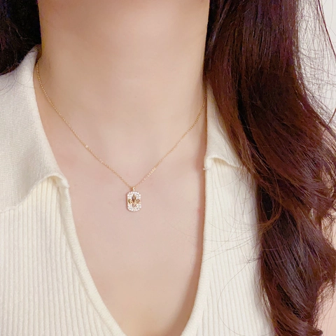 Collier Pendentif Rectangle Fleur de Lys Mode pour Femmes Cuivre Plaqué Or 14K Strass Chaîne de Clavicule Bijoux