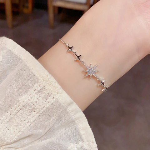 Pulsera de Estrella de Cobre Chapado en Oro con Zirconia para Mujer Lujo Ligero Estrella del Norte Cadena Ajustable Joyería