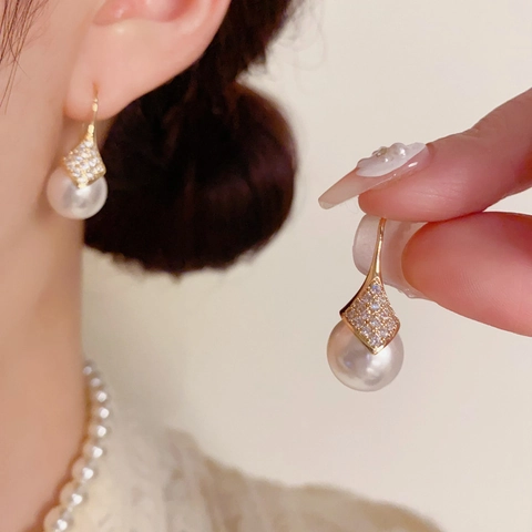 Pendientes Largos de Cobre con Perla Artificial Forma Geométrica de Rombo Incrustados con Strass Joyería para Mujer