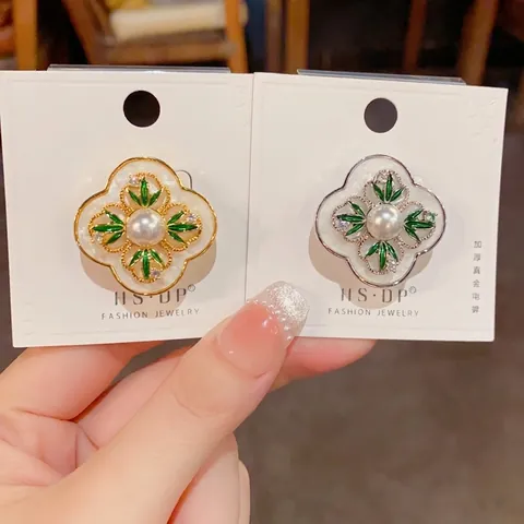 Spilla Quadrifoglio in Rame Vintage Elegante con Foglia di Bambù per Donna con Perla Artificiale e Strass Placcata in Oro Vero