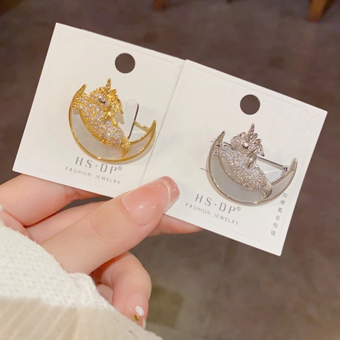 Fashion Copper Unicorn Moon Brooch For Women With Rhinestone Shell Inlay 14K Gold Plated Animal Lapel Pin Accessory