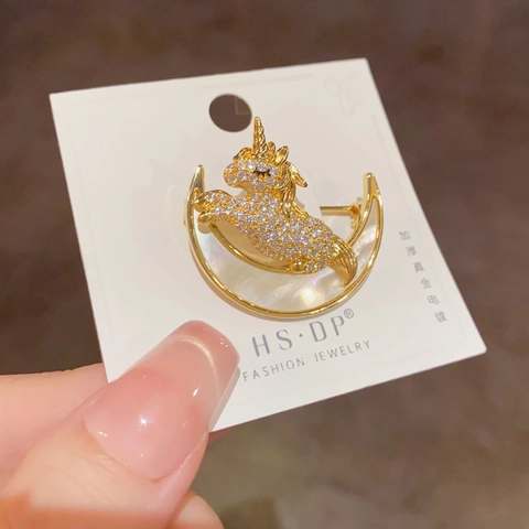 Fashion Copper Unicorn Moon Brooch For Women With Rhinestone Shell Inlay 14K Gold Plated Animal Lapel Pin Accessory