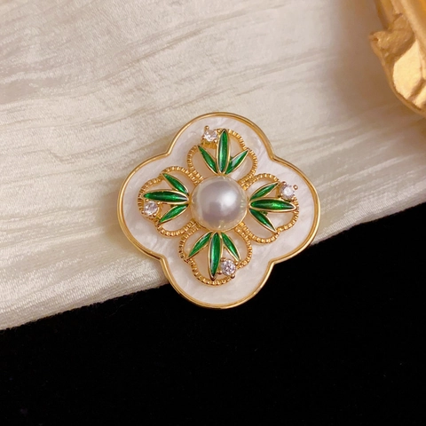 Spilla Quadrifoglio in Rame Vintage Elegante con Foglia di Bambù per Donna con Perla Artificiale e Strass Placcata in Oro Vero