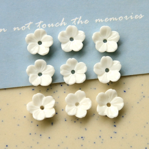 Perline di Fiori Bianchi in Resina Stile Giapponese Con Foro Centrale Accessori per Creazione Gioielli Fai da Te per Orecchini