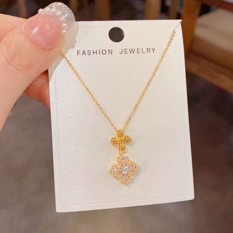 Luxueux Collier Pendentif Fleur à Quatre Pétales en Cuivre et Zirconia pour Femmes Chaîne de Clavicule Plaquée Or Pur Bijoux
