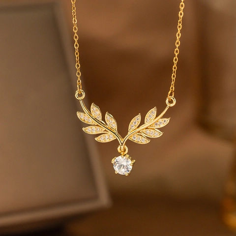 Elegant Gold Plated Stainless Steel Necklace For Women Copper Zirconia Inlaid V Shape Heart Flower Pendant Clavicle Chain