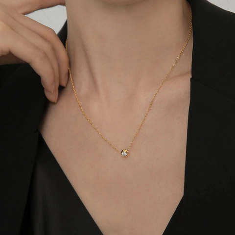 Collana Minimalista in Acciaio Inossidabile con Strass Singolo per Donna Placcata Oro Incastonatura a Castone Pendente Tondo