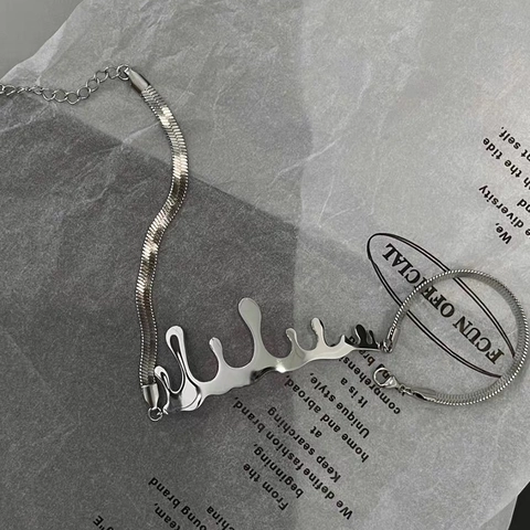 Collar de Acero Inoxidable con Diseño Moderno de Gota de Lava Líquida para Mujer Color Plata Estilo Edgy Cadena de Clavícula