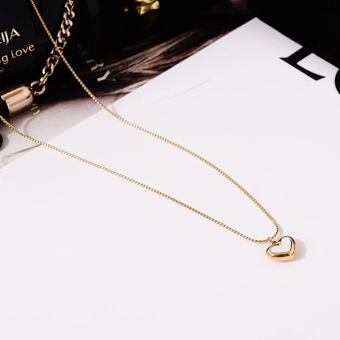 Elegante Collar con Colgante de Corazón Bañado en Oro de 18K Acero de Titanio Incrustación de Nácar Cadena de Clavícula para Mujer