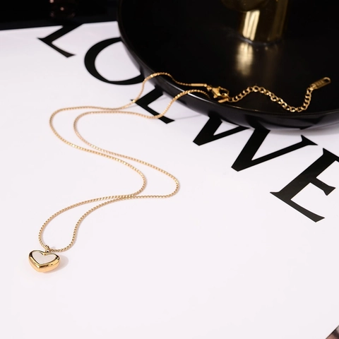 Elegante Collar con Colgante de Corazón Bañado en Oro de 18K Acero de Titanio Incrustación de Nácar Cadena de Clavícula para Mujer