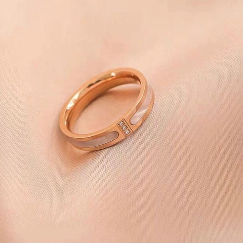 Anillo de Moda de Acero de Titanio para Mujer Elegante Anillo de Oro Rosa Con Incrustación de Nácar Artificial y Strass Joyería