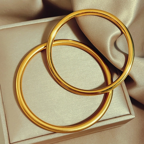 Brazalete de Acero de Titanio Color Oro Antiguo para Mujer Minimalista Sólido Redondo Textura de Arena Espejo Joyería de Mano
