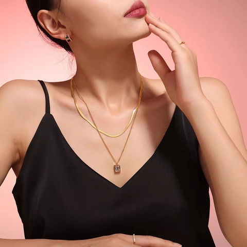 Französischer Stil Doppelschichtige Edelstahl Halskette Für Damen Gold Silber Plattiert Quadratischer Zirkonia Anhänger