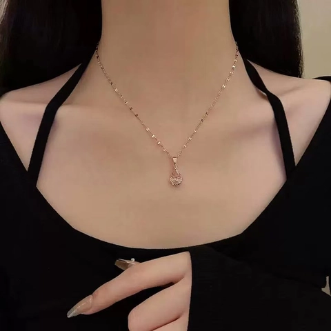 Collier Pendentif Goutte d'Eau en Zircone Rose Chaîne en Acier Inoxydable 304 Plaquée Or Bijoux de Mode Doux pour Femmes