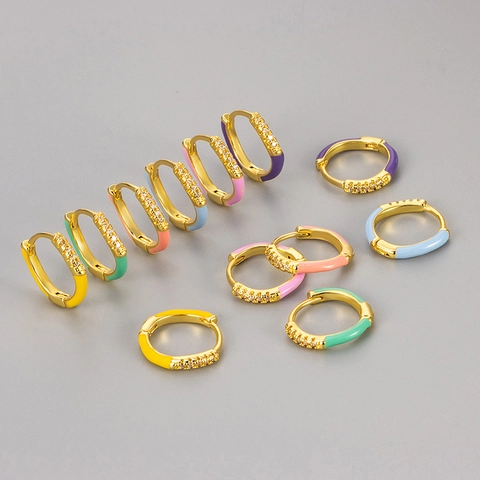 Orecchini a Cerchio Huggie in Smalto Colorato Rame Placcato Oro Strass Smaltati Geometrici Rotondi per Donna