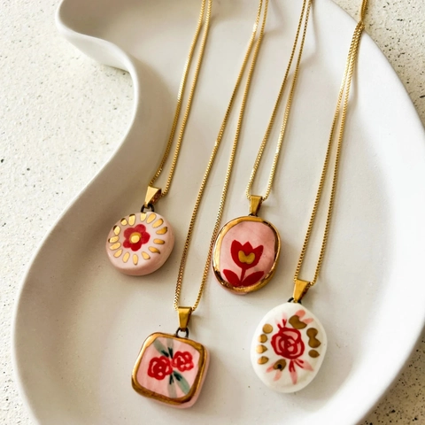 Collier Pendentif Fleur en Acier Inoxydable Bohème pour Femme Plaqué Or 18K Bijoux Vintage à Motifs Floraux en Émail Tacheté