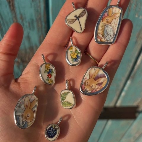 Collier Pendentif en Céramique et Acier Inoxydable Vintage Motif Lapin Floral Style Éclats de Porcelaine Bijoux Femme