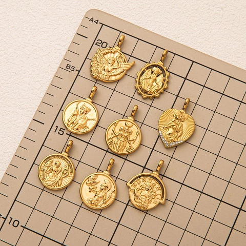 Vintage Edelstahl Gold Plattiert Mythologische Geprägte Anhänger Halskette Für Damen Mythische Engel Göttin Relief Schmuck