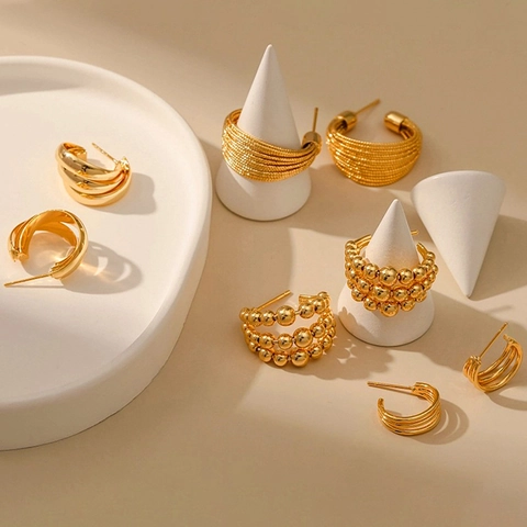 Pendientes de Cobre Minimalistas Chapados en Oro de Dieciocho Quilates Forma de C Geométrica Línea en Capas Joyería de Mujer