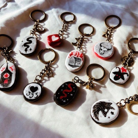 Vintage Gothic Oil Painting Art Keychain Dark Gothic Bronze Metal Snake Wolf Heart Cow Skull Bag Pendant Halloween Gift Accessory