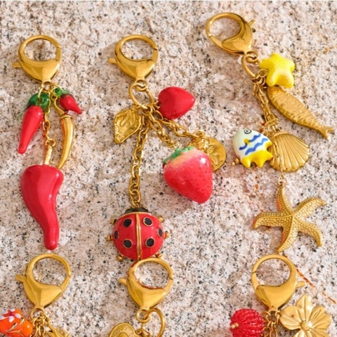 Porte-Clés Multi-Pendentifs en Acier Inoxydable Mode Plaqué Or Fraise Cœur Piment Charme de Sac pour Femmes Bijoux Accessoire