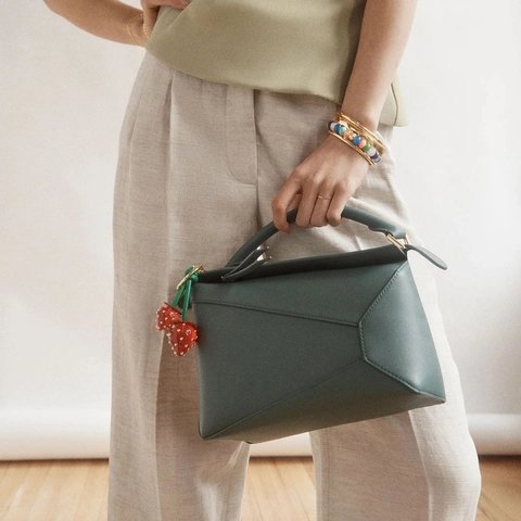 Portachiavi con Ciondolo per Borsa a Forma di Frutta Fragola Avocado in Resina con Rivetti Dorati Pendente in Metallo per Accessorio Donna