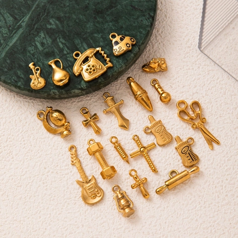 Collection de Pendentifs DIY en Acier Inoxydable Plaqué Or 18K Symboles Vie Quotidienne Épée Croix Voiture Guitare