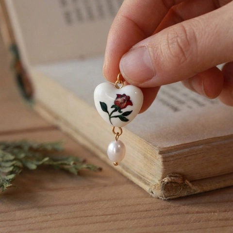 Collana con Pendente a Cuore Fiore di Nascita in Rame Placcato Oro 18K Retrò Francese Con Perla Artificiale Gioielli Donna