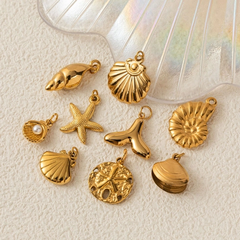 Collana con Ciondolo Serie Oceano in Acciaio Inossidabile per Donna Placcata Oro 18K Conchiglia Stella Marina Gioielli