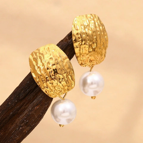Vintage Gehämmerte Edelstahl Ohrstecker Mit 18K Goldbeschichtung Und Runder Kunstperle Für Damen