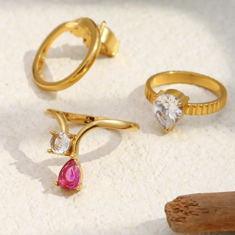 Anello Da Donna In Acciaio Inossidabile Placcato Oro 18K Zirconi Cubici A Goccia Design Corona Gioielli Alla Moda