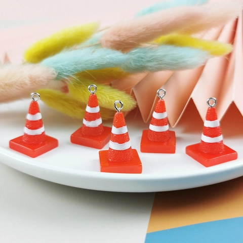 Lustiger 3D Harz Straßenkegel Anhänger Orange Weiß Gestreifter Verkehrskegel Charm Für DIY Ohrringe Schlüsselanhänger Tasche
