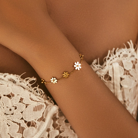 Stainless Steel Daisy Flower Bracelet For Women Color Preserving Enamel Petal Minimalist Sweet Jewelry Gift Adjustable Hand Chain