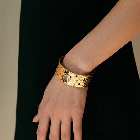 Künstlerisches Gehämmertes Gold Armreif Armband Unregelmäßiges Hohles Design 18K Vergoldetes Kupfer Offenes Armreif Für Damen