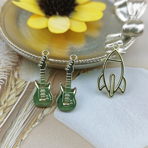 Gold Legierung Rakete Gitarre Anhänger Hohl Emaille Gitarre Charms Für DIY Halskette Armband Ohrring Schmuckherstellung Zubehör
