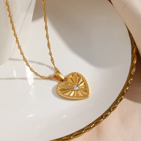 Mode Roestvrij Stalen Ketting Met 18K Vergulde Hart Ronde Hanger Zirkoon Ingelegd Zonnestraal Textuur Elegante Sieraden Voor Vrouwen