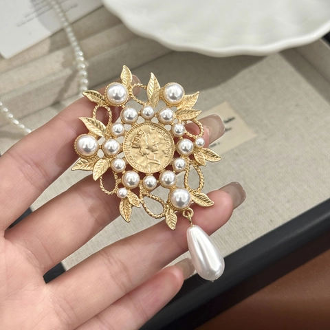 Vintage Gold Color Alloy Brooch For Women With Baroque Faux Artificial Pearl Water Drop Pendant Queen Elizabeth II Coin Motif Pin