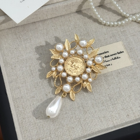 Vintage Gold Color Alloy Brooch For Women With Baroque Faux Artificial Pearl Water Drop Pendant Queen Elizabeth II Coin Motif Pin
