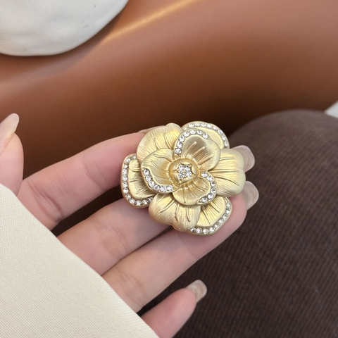 Spilla Vintage in Lega Dorata a Fiore di Camelia per Donna Elegante Spilla in Metallo Spazzolato con Strass Gioielli da Banchetto