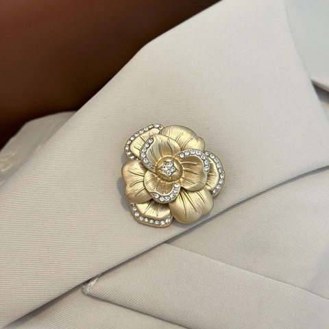 Spilla Vintage in Lega Dorata a Fiore di Camelia per Donna Elegante Spilla in Metallo Spazzolato con Strass Gioielli da Banchetto
