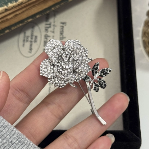 Spilla a Rosa in Lega Vintage per Donna Elegante Corsage a Fiore Galvanizzato Bicolore Con Strass Bianchi e Neri Gioielli