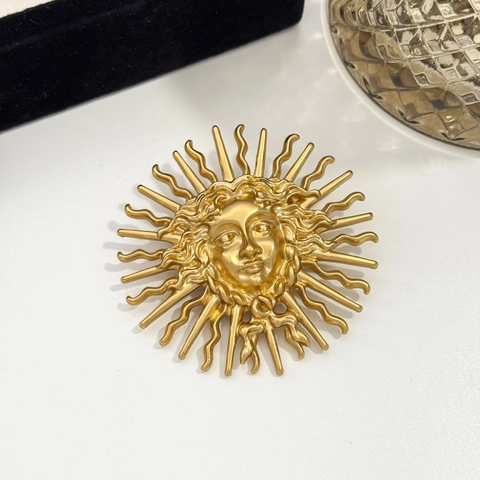 Vintage Sun Goddess Face Relief Brooch For Women Gold Alloy Matte Metal Radiant Sun Baroque Style Accessory Pin Jewelry Gift