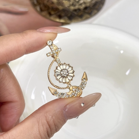 Vintage Alloy Rhinestone Anchor Helm Brooch Gold Plated Nautical Ship Anchor Pin For Women Suit Coat Jewelry Accessary
