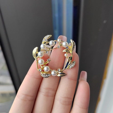 Vintage Gold Alloy Wreath Brooch Artificial Pearl Rhinestone Hollow Leaf Pin For Women Wedding Banquet Elegant Jewelry Gift